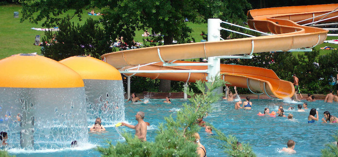 Die Liegewiesen des Sommerbades am Insulaner sind so groß, dass am Rande auch Platz für preiswerte Studentenapartments sein könnten (Foto: Berliner Bader)