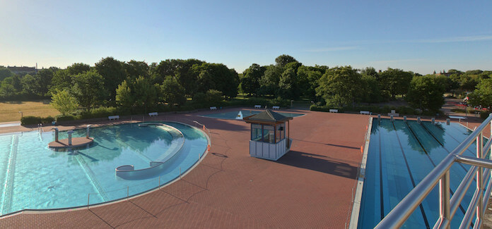 Auch die Liegewiesen im Sommerbad Pankow bieten am Rande Platz für Studentenapartments (Foto: Berliner Bäder)