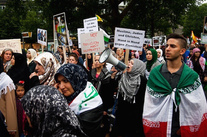 Am Samstag findet auf dem Kurfürstendamm die alljährliche Al-Quds-Demo statt. In der Vergangenheit kam es dabei immer wieder zu antisemitischen und volksverhetzenden Parolen. (Bild „<a href="https://www.flickr.com/photos/libertinus/14745408534/in/photolist-obHvhY-obQ5Tc-orbezW-otiGTM-oth8YY-ot15eC-3cyyoH" target="_blank">Al-Quds-Tag @ Berlin</a>“ von „<a href="https://www.flickr.com/photos/libertinus/" target="_blank">Montecruz Foto</a>“ via flickr.com. Lizenz: <a href="https://creativecommons.org/licenses/by-sa/2.0/" target="_blank">Creative Commons 2.0</a>)