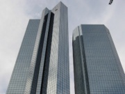 Die Deutsche Bank mit Sitz in Frankfurt am Main erlebt derzeit eine beispiellose Talfahrt. (Bild „Deutsche-Bank-Hochhaus“ von „Alexander Johmann“ via flickr.com. Lizenz: Creative Commons 2.0)