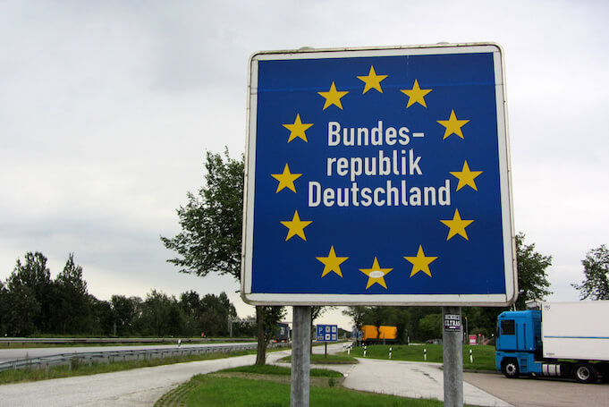 Die Zuwanderung von EU-Bürgern nach Deutschland war noch nie so hoch wie im Jahr 2015. (Bild „<a href="https://www.flickr.com/photos/mpd01605/6750914653/in/photolist-bhycJe-qoWWCU-qp6A6T-qDentC-qDepfo-qp573H-qp6siP-qFvJDP-4edETv-qDepnC-qoXHBy-pJvPxW-pJK8Be-qoXbCY-qp6Dtp-qFrJpL-qoWZj5-qp51PM-qoXaF7-qp5aXX-qFmc6H-bhycTa-pJK2mi-qFrRE7-qFrF4C-pJKkxt-qDeqqE-qFme6e-9C6PKo-4bBqJt-8w4anY-nFykkW-4JLFVm-df4vu5-Jnot74-bza6VY-qp6KKH-qFrCsA-qFrSiS-qFm9XK-pJvMF9-qFrHpj-qoXctW-qDejAo-wHEVd-LchWn-qp566T-qp57rD-qp55kV-qDetwu" target="_blank">Deutschland</a>“ von „<a href="https://www.flickr.com/photos/mpd01605/" target="_blank">MPD01605</a>“ via flick.com. Lizenz: <a href="https://creativecommons.org/licenses/by-sa/2.0/" target="_blank">Creative Commons 2.0</a>)