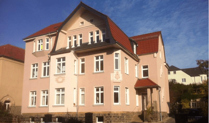 Gerade im Angebot und ab 1. Oktober 2016 frei: 5-Zimmer-Wohnung im 2. Obergeschoß in der Alfred-Dengler-Straße 2 in der Eberswalder Innenstadt an der Flaniermeile zum Zoo. 179 Quadratmeter, 950 Euro Kaltmiete, 290 Euro Nebenkosten, Kaution: 2.800 Euro, Ansprechpartnerin Uta Hübner ovn der WHG Wohnungsbau- und Hausverwaltungs-GmbH, Telefon: 03334-302209 (Foto: WHG, Eberswalde)