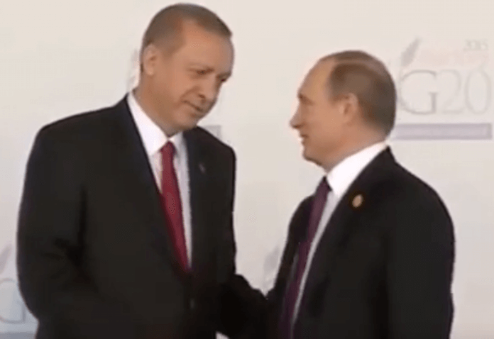 Beim G20-Treffen in Antalya am 15. November 2015 plauderten Türkeipräsident Recep Tayyip Erdogan und der russiche Präsident Walidmir Putin noch als Freunde, neun Tage später begann am 24. November 2015 mit dem Abschuss einer russischen Sucho Su-24 an der türkisch-syrischen Grenze eine Eiszeit in den Handelsbeziehungen (Foto: Youtube)