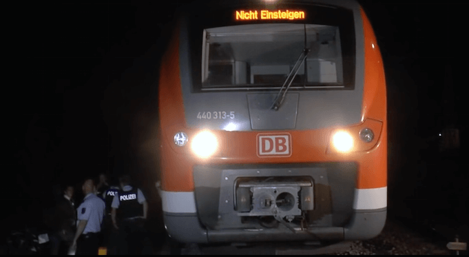 Flüchtling greift Reisende mit Axt und Messer an