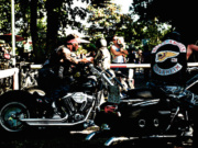 Krieg unter Rockern: Die Hells Angels liefern sich in vielen deutschen Städten einen Revierkampf mit verfeindeten Rockergangs wie den United Tribuns und den Bandidos. (Bild „Hells Angels Mannheim“ von „Alex Schmitt“ via flickr.com. Lizenz: Creative Commons 2.0)