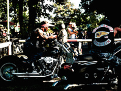 Krieg unter Rockern: Die Hells Angels liefern sich in vielen deutschen Städten einen Revierkampf mit verfeindeten Rockergangs wie den United Tribuns und den Bandidos. (Bild „Hells Angels Mannheim“ von „Alex Schmitt“ via flickr.com. Lizenz: Creative Commons 2.0)