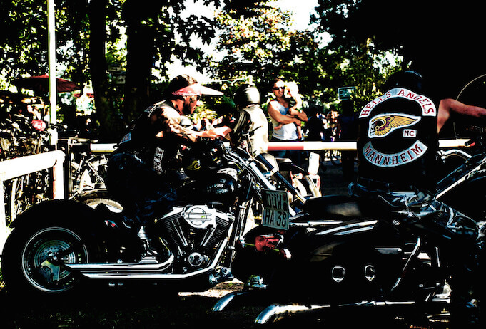 Krieg unter Rockern: Die Hells Angels liefern sich in vielen deutschen Städten einen Revierkampf mit verfeindeten Rockergangs wie den United Tribuns und den Bandidos. (Bild „<a href="https://www.flickr.com/photos/bianconero91/3774566817/in/photolist-6KxDde-CDihx-4UAqWE-eRLsUG-Hoq5MU" target="_blank">Hells Angels Mannheim</a>“ von „<a href="https://www.flickr.com/photos/bianconero91/" target="_blank">Alex Schmitt</a>“ via flickr.com. Lizenz: <a href="https://creativecommons.org/licenses/by-sa/2.0/" target="_blank">Creative Commons 2.0</a>)