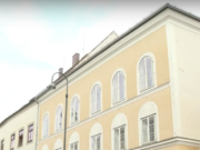 Österreich zahlt der Eigentümerin von Hitlers Geburtshaus in Braunau jeden Monat 5.000 Euro Miete, ein Kaufangebot lehnt sie ab. Weil das Haus seit 2011 leer steht und dringend saniert werden müsste, leitete das Österreichische Innenministerium nun die gesetzliche Zwangsenteignung ein (Foto: Youtube/AFP)