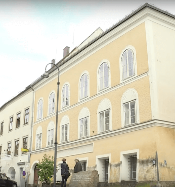 Österreich zahlt der Eigentümerin von Hitlers Geburtshaus in Braunau jeden Monat 5.000 Euro Miete, ein Kaufangebot lehnt sie ab. Weil das Haus seit 2011 leer steht und dringend saniert werden müsste, leitete das Österreichische Innenministerium nun die gesetzliche Zwangsenteignung ein (Foto: Youtube/AFP)