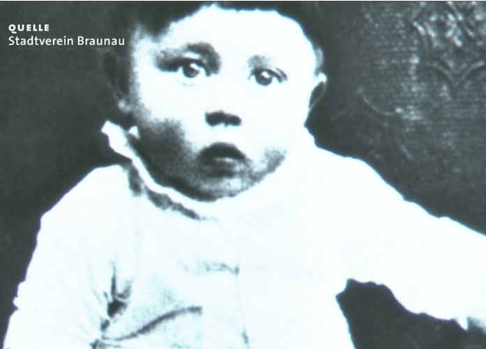 Hitlers Kinderfotos wurden in der NS-Zeit von den Nazis auf Veranstaltungen in seinem Geburtshaus zu Propagandazwecken gezeigt (Quelle: Stadtverein Braunau)