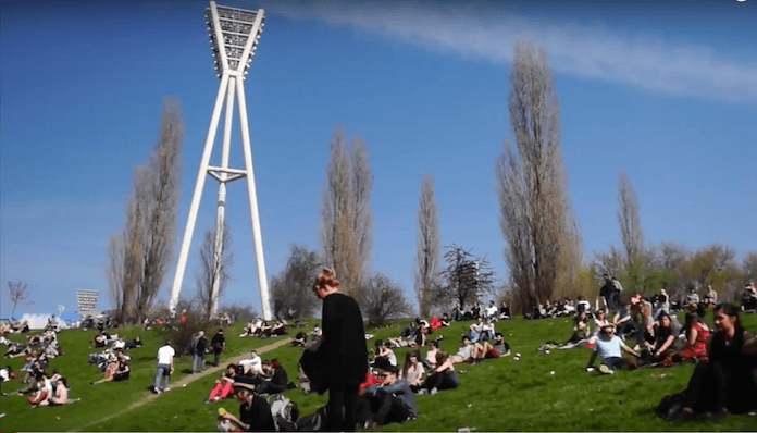 Für 6 Millionen Euro wird der Mauerpark zwischen Prenzlauer Berg und Wedding um Spiel- und Bewegungsflächen erweitert und bekommt eine Platanenallee (Foto: Youtube)