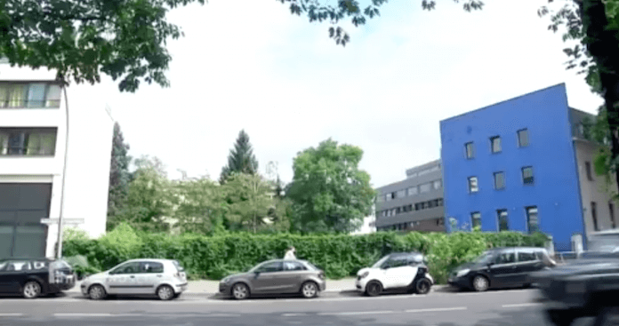 So sieht es im Augenblick noch am Nollendorfplatz 2 in Schöneberg aus. Bis vor dem 2. Weltkrieg stand hier ein Haus. Das Grundstück gehörte seit 1919 dem japanischen Staat (Screenshot: rbb Abendschau)