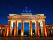 Das Deutsch-Französische Volksfest vor dem Brandenburger Tor wird vom Attentat in Nizza überschattet. (Bild „Festival of Lights“ von „abbilder“ via flickr.com. Lizenz: Creative Commons 2.0)