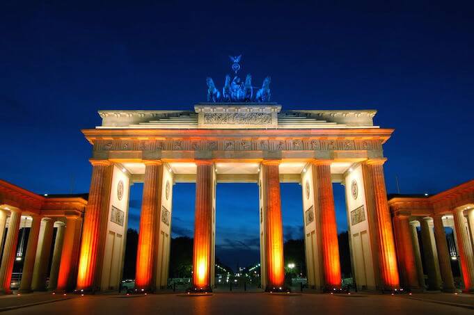 Das Deutsch-Französische Volksfest vor dem Brandenburger Tor wird vom Attentat in Nizza überschattet. (Bild „<a href="https://www.flickr.com/photos/abbilder/335065213/in/photolist-vBidr-djLP6Y-8LrSY4-RRwup-5d8fLC-fnaJ5R-DiDscF-4SPH2V-fnaKGF-4HFvMj-bPVk3F-55kDFx-fEezyo-55krSc-pThXn3-7Pc6qG-4ANxSH-FzNZ7q-7TKDFR-527oQL-BnuSsm-9rWD5u-4GRxeZ-q9fby-doY7ug-7P83oR-z2ZWA-qu2Dxv-p4ARVF-qu1aLT-9rTBYk-gJWj4u-9rWfoU-8LuX7A-9rWx15-drXAtc-gJW6gW-dUTLdP-dm4oF2-dtwM6Z-55ks4i-doYgEW-7aw5Qt-7aw4UX-5tuXVQ-5kyEap-3eVWbx-gGQ1X-6p7C8X-dm4rkA" target="_blank">Festival of Lights</a>“ von „<a href="https://www.flickr.com/photos/abbilder/" target="_blank">abbilder</a>“ via flickr.com. Lizenz: <a href="https://creativecommons.org/licenses/by-nd/2.0/" target="_blank">Creative Commons 2.0</a>)