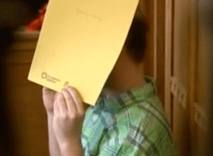 Der falsche Kinderarzt auf Facebook, der arbeitslose Schlosser Patrick S. (30) aus Hohenschönhausen muss sich seit Mittwoch vor dem Berliner Landgericht wegen schweren sexuellen Missbrauchs von Kindern und Verbreitung kinderpornographischer Schriften verantworten (Screenshot: rbb Abendschau)