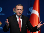 Erdogan unter Druck: Militärputsch sorgt für Chaos in der Türkei Das Militär hat gegen den türkischen Präsidenten Recep Tayyip Erdogan einen Putsch orchestriert. (Bild „Press Conference“ von „World Humanitarian Summit“ via flickr.com. Lizenz: Creative Commons 2.0)