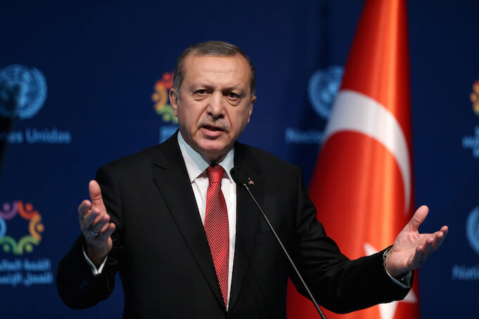 Das Militär hat gegen den türkischen Präsidenten Recep Tayyip Erdogan einen Putsch orchestriert. (Bild „<a href="https://www.flickr.com/photos/worldhumanitariansummit/26615938934/in/photolist-H4fuHs-dKp2uh-q9RhVy-Gy5pui-dKiyoZ-AEiy3r-q9dKTX-Gy5pak-GxXCB5-GxXCWU-GxXDeh-GxXDmS-Gy5pbT" target="_blank">Press Conference</a>“ von „<a href="https://www.flickr.com/photos/worldhumanitariansummit/" target="_blank">World Humanitarian Summit</a>“ via flickr.com. Lizenz: <a href="https://creativecommons.org/licenses/by-nd/2.0/" target="_blank">Creative Commons 2.0</a>)