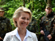 Bundeswehr soll künftig mehr Auslandseinsätze durchführen Die Bundeswehr soll künftig eine führende Rolle bei Auslandseinsätzen einnehmen. Dafür soll das Verteidigungsministerium von Ministerin Ursula von der Leyen mehr Geld zu Verfügung haben. (Bild „Ursula von der Leyen spricht mit Bundeswehrsoldaten (Sommerreise)“ von „Dirk Vorderstraße“ via flickr.com. Lizenz: Creative Commons 2.0)