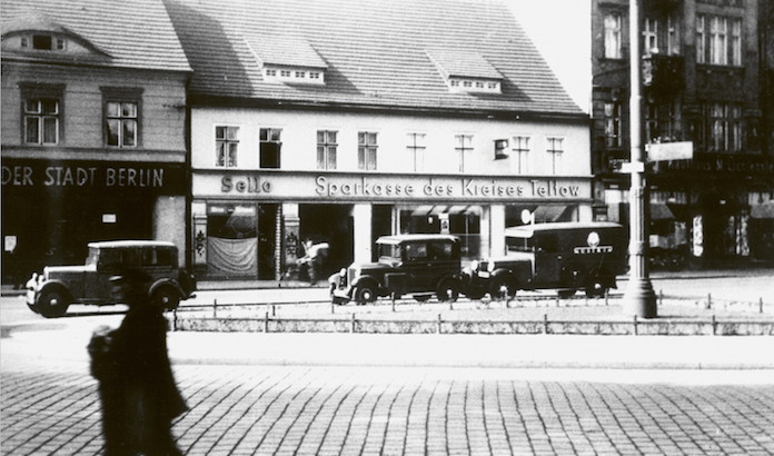 In den 1930er Jahren befand sich im Haus die Sparkasse des Kreises Teltow (Foto: degewo/Wolfgang Stahr)