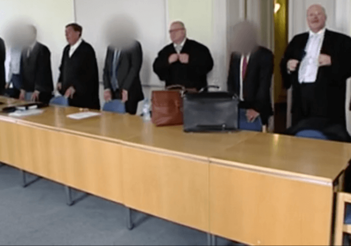 Stehen seit gestern in Cottbus vor Gericht: Ein bestochener Ex-BER-Bereichsleiter und zwei Imtech-Mitarbeiter, die gezahlt haben (Screenshot: rbb Aktuell) 