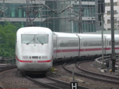 Sein zehn Jahren fahren die Fernzüge mit 50 Km/h ohne Halt durch den Bahnhof Zoo oder fahren neuerdings durch den Nord-Süd-Tunnel weit am Zoo vorbei (Foto: Youtube)