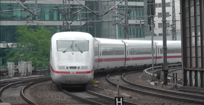 Sein zehn Jahren fahren die Fernzüge mit 50 Km/h ohne Halt durch den Bahnhof Zoo oder fahren neuerdings durch den Nord-Süd-Tunnel weit am Zoo vorbei (Foto: Youtube)