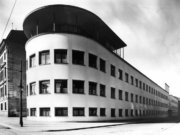 Im Bauhaus der ehemaligen Frauenklinik der Charity in der Ziegelstraße 14-18 sind zehn Mietwohnungen frei - nicht unter 20 Euro pro Quadratmeter (Pressefoto: Forum an der Museiumsinsel)