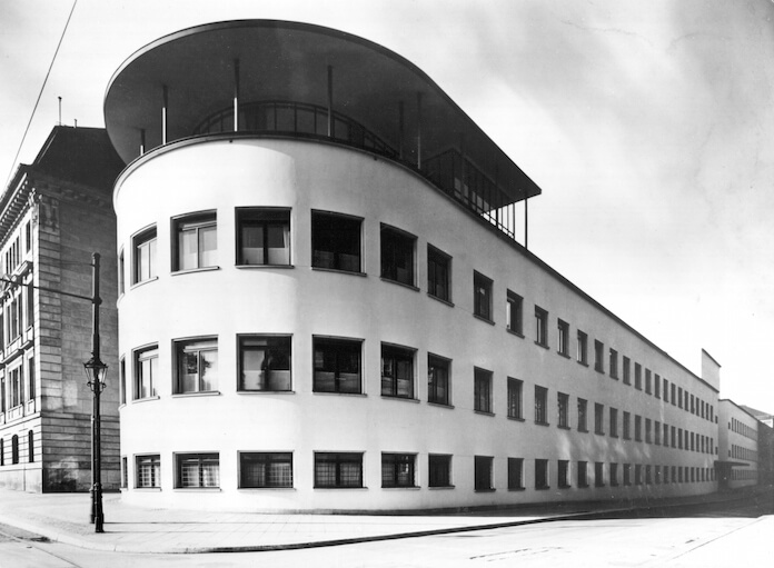 Im Bauhaus der ehemaligen Frauenklinik der Charity in der Ziegelstraße 14-18 sind zehn Mietwohnungen frei - nicht unter 20 Euro pro Quadratmeter (Pressefoto: Forum an der Museiumsinsel)