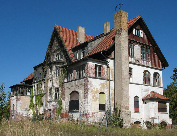 An abandoned building at Hohenlychen Sanatorium. By Doris Antony, Berlin (Own work) [GFDL (http://www.gnu.org/copyleft/fdl.html) or CC BY-SA 4.0-3.0-2.5-2.0-1.0 (http://creativecommons.org/licenses/by-sa/4.0-3.0-2.5-2.0-1.0)], via Wikimedia Commons.