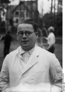 Karl Gebhardt. Bundesarchiv, Bild 183-1986-0428-502 / CC-BY-SA 3.0 [CC BY-SA 3.0 de (http://creativecommons.org/licenses/by-sa/3.0/de/deed.en)], via Wikimedia Commons.