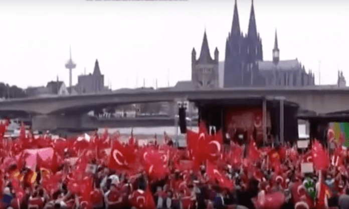 Der türkische Halbmond beherrschte gestern das Bild am Rhein in Köln. Die befürchteten Ausschreitungen konnten durch ein massives Polizeiaufgebot, Absperrzäune und strenge Kontrollen verhindert werden (Foto: Youtube/WDR)