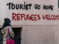 Eine mallorquinische Bürgerinitiative fordert auf Wänden in Palma: "Tourist go home. Refugees welcome". Tourist geh nach Hause. Flüchtlinge willkommen. (Foto: dpa)