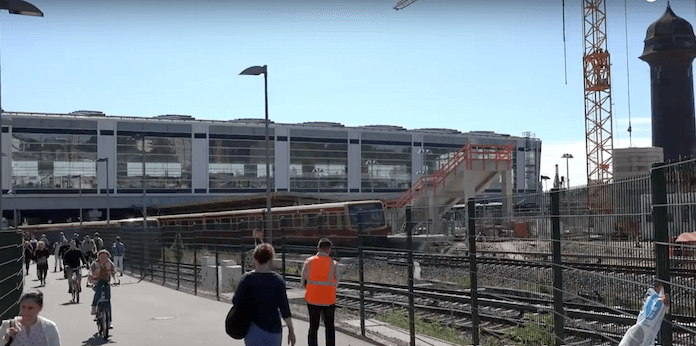 Noch anderthalb Jahre wird der Bahnhof Ostkreuz umgebaut, für insgesamt 400 Millionen Euro. Seit zehn Jahren. Aber es gibt bislang keine Toilette. Ein Regendach und geplante Rolltreppen wurden weggespart. Und vier von acht neuen Aufzügen mussten aus Sicherheitsgründen gleich wieder gesperrt werden (Foto: Youtube/Altglienicke aktuell)