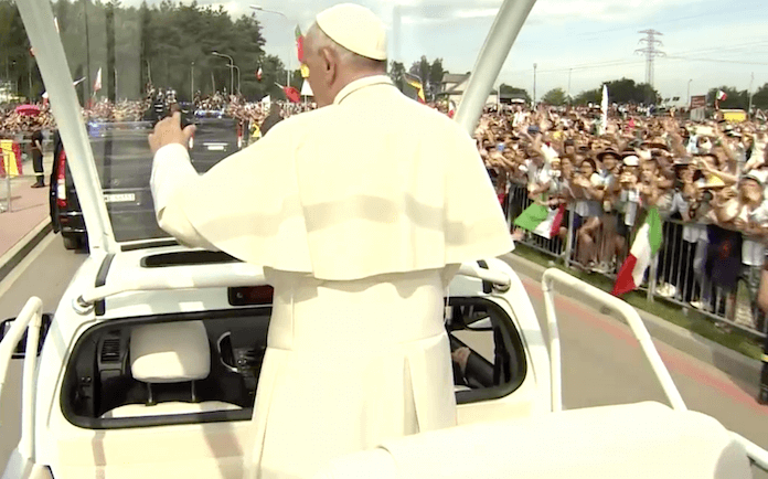 Wie ein Popstar wurde der römische Papst Franziskus (79) vom 26. bis 31. Juli 2016 zum Weltjugendtag in Krakau in Polen empfangen (Screenshot: BR Rundschau)