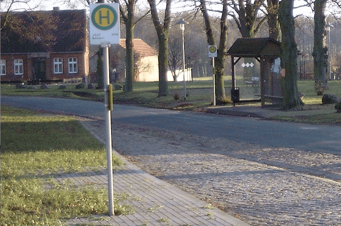 Seit 1. August 2016 ist die Bushaltestelle im Prignitz-Dorf Rohlsdorf verwaist. Die Bewohner müssen nun 8 Kilometer bis zu einer Haltestelle laufen (Foto: mapio.net/Arne Schumacher)