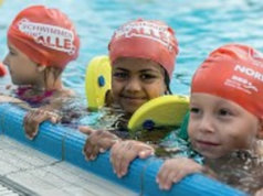 In Berlin stehen in kinderfreundlichen Zeiten zwischen 17 und 19 Uhr zu wenige Schwimmlernflächen zur Verfügung, sagt Martin Weiland, Vizerpräsident des Berliner Schwimm-Verandes e.V. aus Alt-Hohenschönhausen (Foto: Berliner Bäderbetriebe, Ferienkurse)