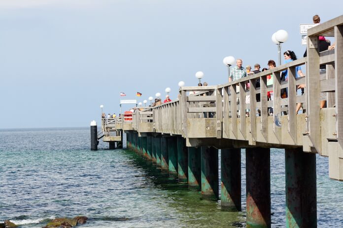 Rennlegende Volker Tabaczek lebte bislang im Dachstübchen seiner Schwiegereltern im Beriner Randgebiet. Plötzlich will er die 25 Jahre alte Seebrücke vom Ostseebad Kühlungsborn mit 30 Millioonen Euro aufpeppen. Der BGH hatte Tabaczek schon beschieden, dass dieser in eine Scheinwelt lebe (Foto: Wikipedia/AlterWolf49-Eigenes Werk/ CC BY--SA 3.0)