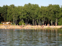 Der Stolzenhagener See soll auch künftig für alle zugänglich sein. Besitzerin Anita Otto hat deshalb den See gestiftet (Foto: Freibad a Südufer/ Wikipedia/Olaf Tausch - Eigenes Werk/ CC BY 3.0)