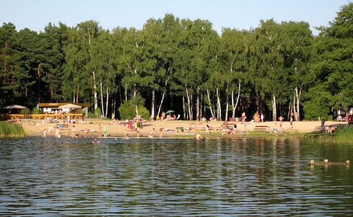 Der Stolzenhagener See soll auch künftig für alle zugänglich sein. Besitzerin Anita Otto hat deshalb den See gestiftet (Foto: Freibad a Südufer/ Wikipedia/Olaf Tausch - Eigenes Werk/ CC BY 3.0)