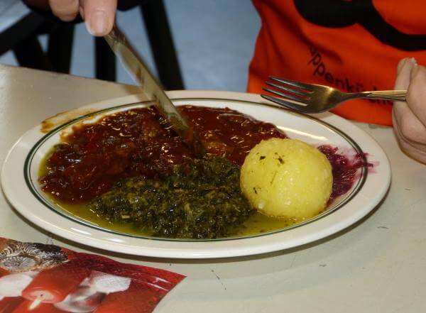 Im gutbetuchten Lichtenrade stellen sich jeden Sonntagmittag mittlerweile 150 Gäste für ein warmes Essen an (Foto: Facebook/Suppenküche Lichtenrade e.V.)