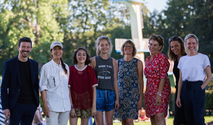 Setbesuch beim Dreh von Tigermilch in Berlin. Auf dem Foto sind zu sehen (v.l.n.r.): Oliver Berben (Co-Produzent), Ute Wieland (Regisseurin), Emily Kusche (Hauptdarstellerin), Flora Li Thiemann (Hauptdarstellerin), Susanne Freyer (Produzentin), Kirsten Niehuus (Geschäftsführerin MBB), Veronika Grob (Förderreferentin MBB), Judith Fülle (Producerin); Foto: MBB Medienboard Berlin Brandenburg GmbH/Oliver Vaccaro