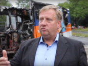 Schausteller und CDU-Kandidat für das Berliner Abgeordnetenhaus aus Spandau: "Sie sehen ja, ein zweites Zuhause, mein privates Wohnmobil ist in Flammen aufgegangen. Insbesondere meine Familie ist zutiefst geschockt, weil das unser Zuhause ist." (Foto: Youtube/BILD Blaulicht)