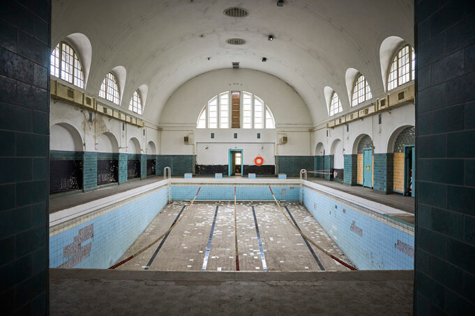 The abandoned swimming pool at Wünsdorf. Source.