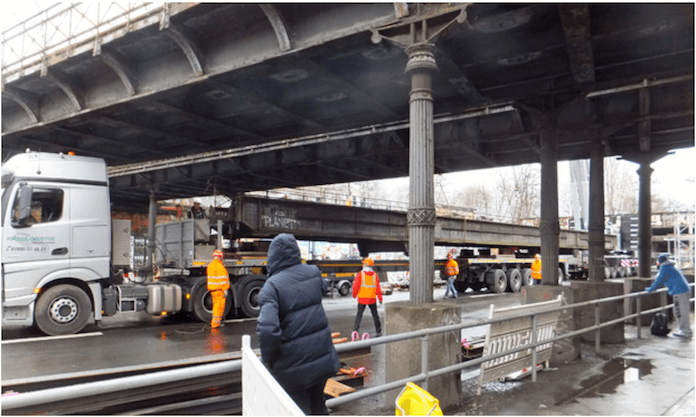 Die Yorckbrücke Nr. 11 wurde am 30. Januar 2016 auf einem Tieflader zu einem Lagerplatz an einem nahegelegenen Baumarkt gebracht - seitdem tut sich wegen "sanierungstechnischer Probleme" so gut wie nichts (Foto: Senatsverwaltung für Stadtentwicklung und Umwelt)