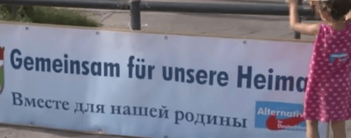 Die AfD hat die 200.000 Russlanddeutschen in Berlin im Blick und hängt in Marzahn-Hellersdorf zweisprachige Plakat auf: Gemeinsam für unser Heimat (Screenshot: rbb Abendschau)