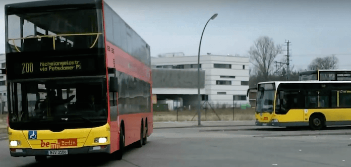 Hinterm Bahnhof Zoo zwischen Buswendestelle in der Hertzallee und dem Ernst-Reuter-Platz sollen nun statt eines Riesenrades 400 neue Wohnungen gebaut werden - 100 davon sozial (Foto: Youtube)