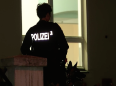 Seit den Ausschreitungen am Mittwoch patroullieren Polizisten mit Schäferhunden um das Asylheim in der Dresdener Straße in Bautzen (Screenshot: Tagesschau)