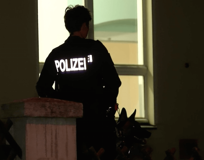 Seit den Ausschreitungen am Mittwoch patroullieren Polizisten mit Schäferhunden um das Asylheim in der Dresdener Straße in Bautzen (Screenshot: Tagesschau)