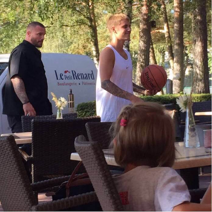 Justin Bieber (22) überraschte gestern Nachmittag den Grunewalder Tennisclub TC 1899 e.V. Blau Weiss in der Waldmeisterstraße mit einem privaten Basketballtraining (Foto: Facebook/TC1899Blau-Weiss)