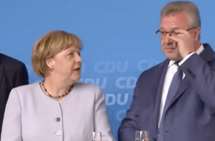 Erstmals gab es gestern auf dem Kranoldplatz in der CDU-Hochburg Lichterfelde-Ost Pfiffe, Buh-Rufe und Merkel-muss-weg-Rufe beim Auftritt von Bundeskanzlerin Angela Merkel und Innensenator Frank Henkel (Screenshot: rbb aktuell)